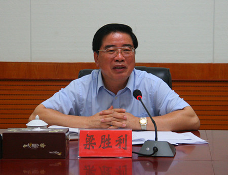 梁胜利主持召开自治区政协在隆林开展党的教育实践活动征求意见座谈会