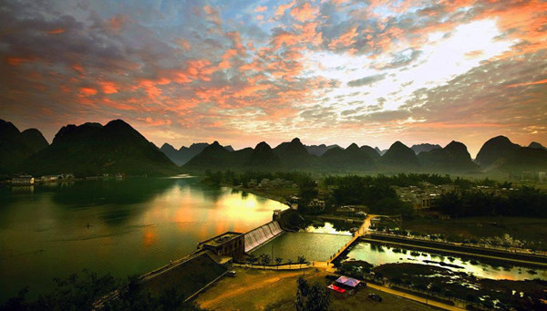 图为黄小林同志在靖西任职期间建设的龙潭水库晨景.  □猎 影/摄