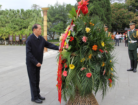 李兆焯向革命先烈敬献花篮
