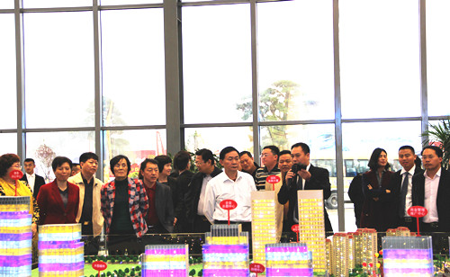 驼峰镇人口_驼峰桥标志(2)
