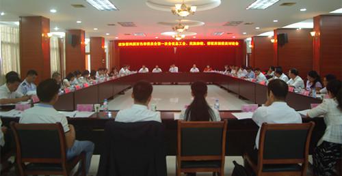 杨春庭与委员们审议讨论政府工作报告