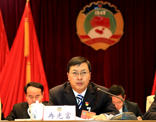 图为县委书记冉光富在会上作重要讲话.
