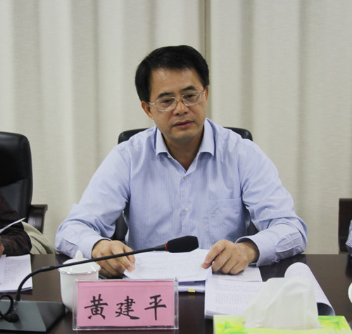 图为黄建平副主席在会上围绕学习宣传贯彻党的十九大精神作交流发言.