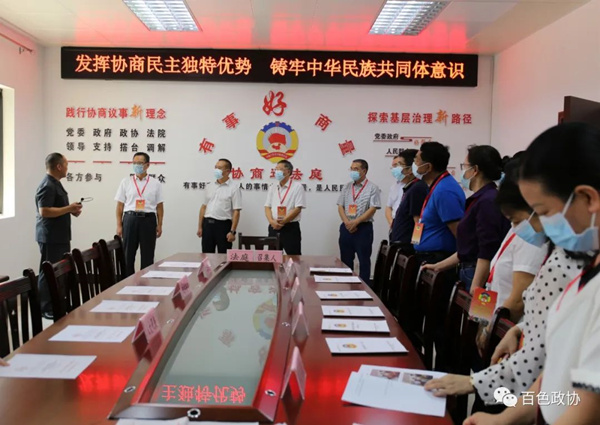 1县人民法院“有事好商量·协商进法庭”调解议事厅。.jpg