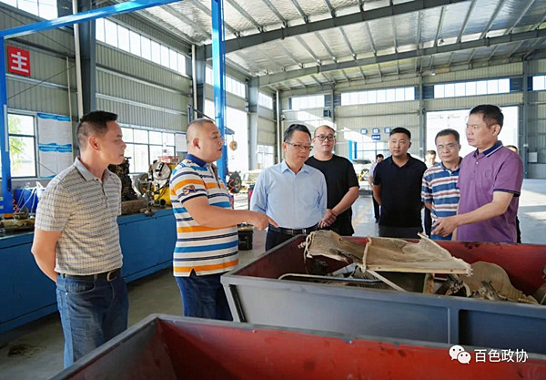 石国怀（左三）在广西田阳海惠投资有限责任公司报废汽车拆解回收环保利用项目点实地调研.jpg