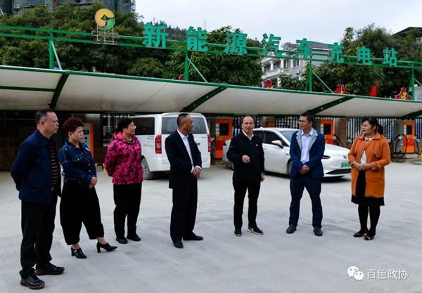 调研组在西林县发电分公司查看新能源汽车充电桩建设推进情况.jpg