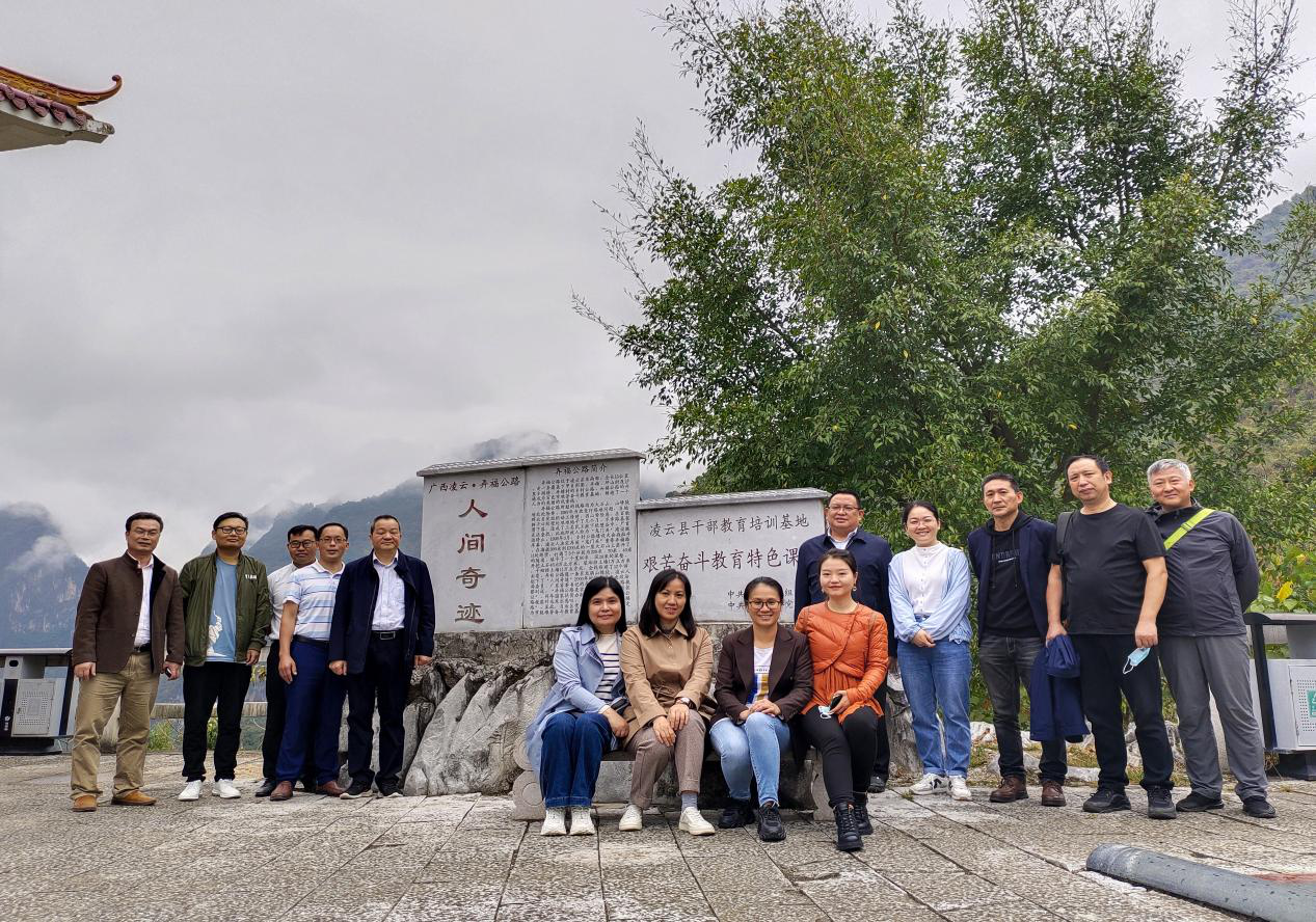 调研组实地学习当地村民的艰苦奋斗精神.png