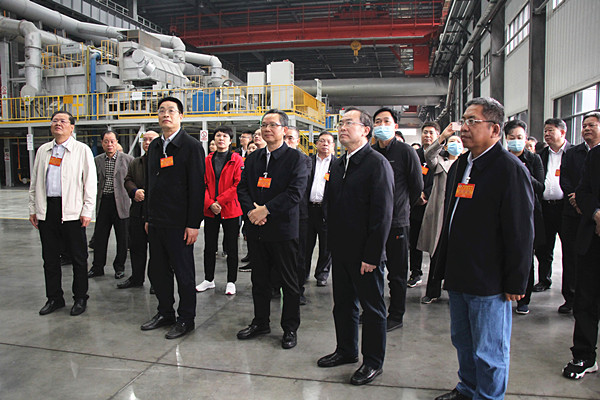 IMG_0476图为与会人员到吉利百矿集团 年产1000万只铝轮毂项目调研。.JPG