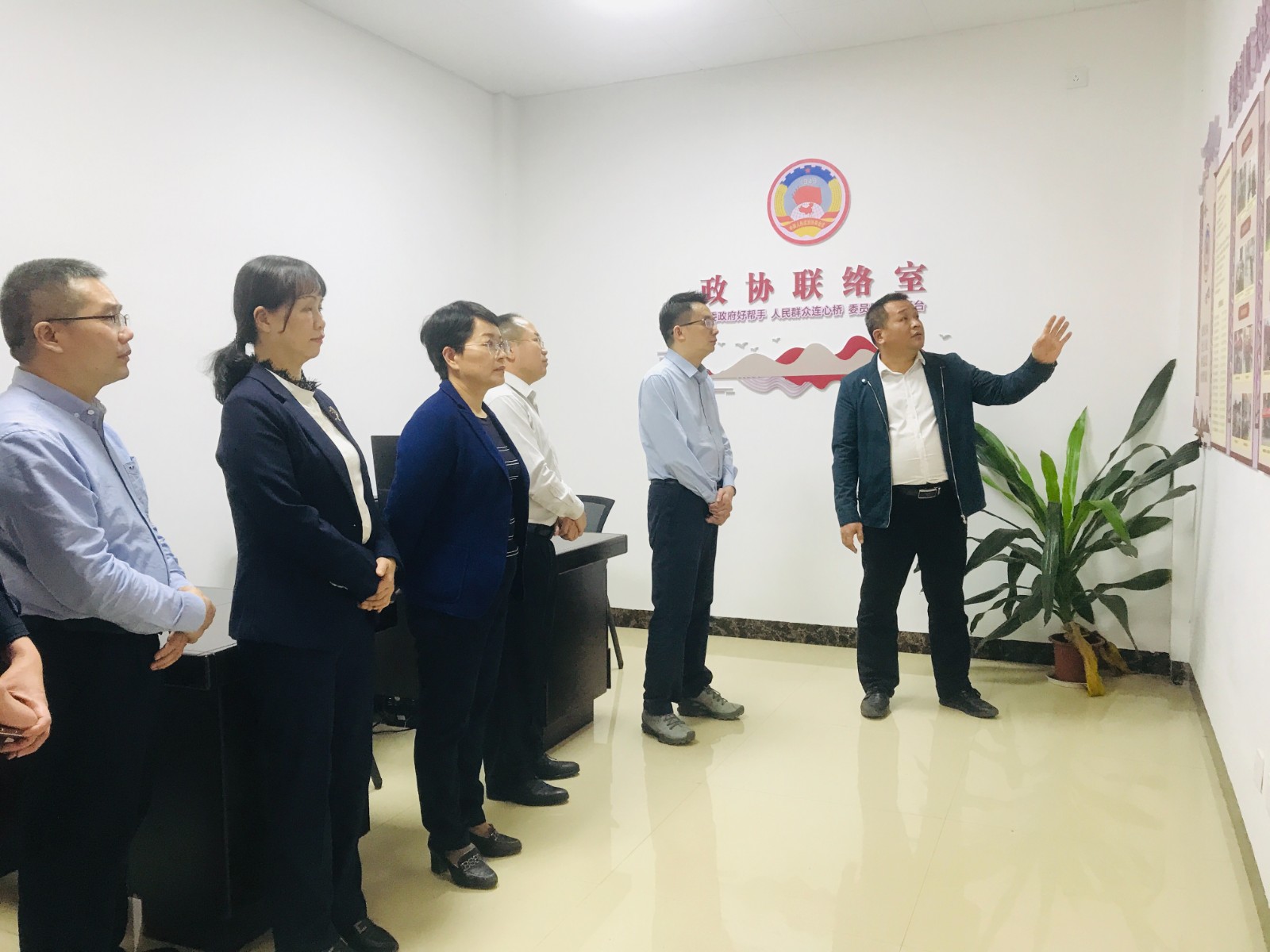 图为调研组在钦州市钦南区文峰街道三宣堂社区政协联络室调研.jpg