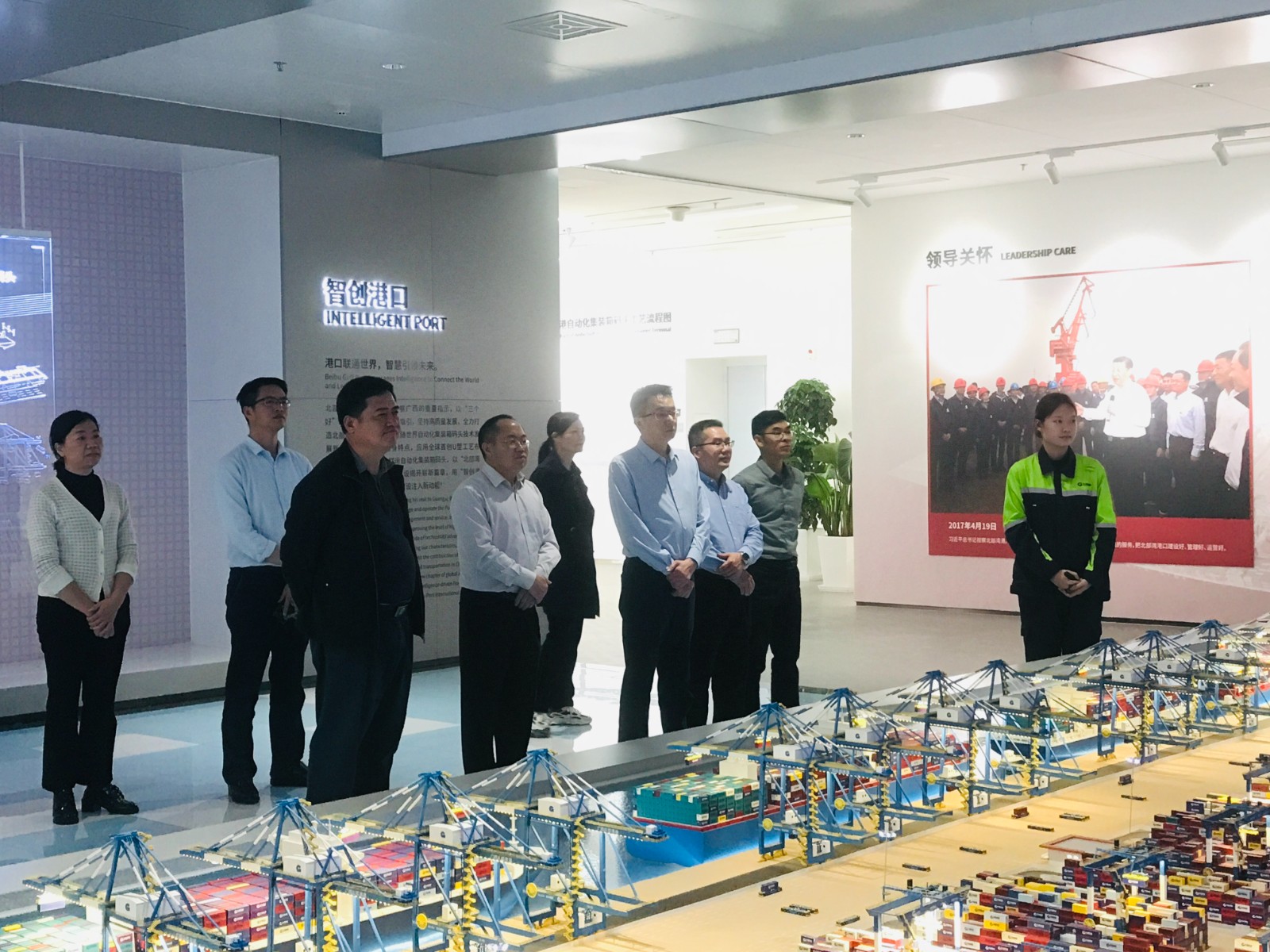 图为调研组在钦州港自动化集装箱码头调研.jpg