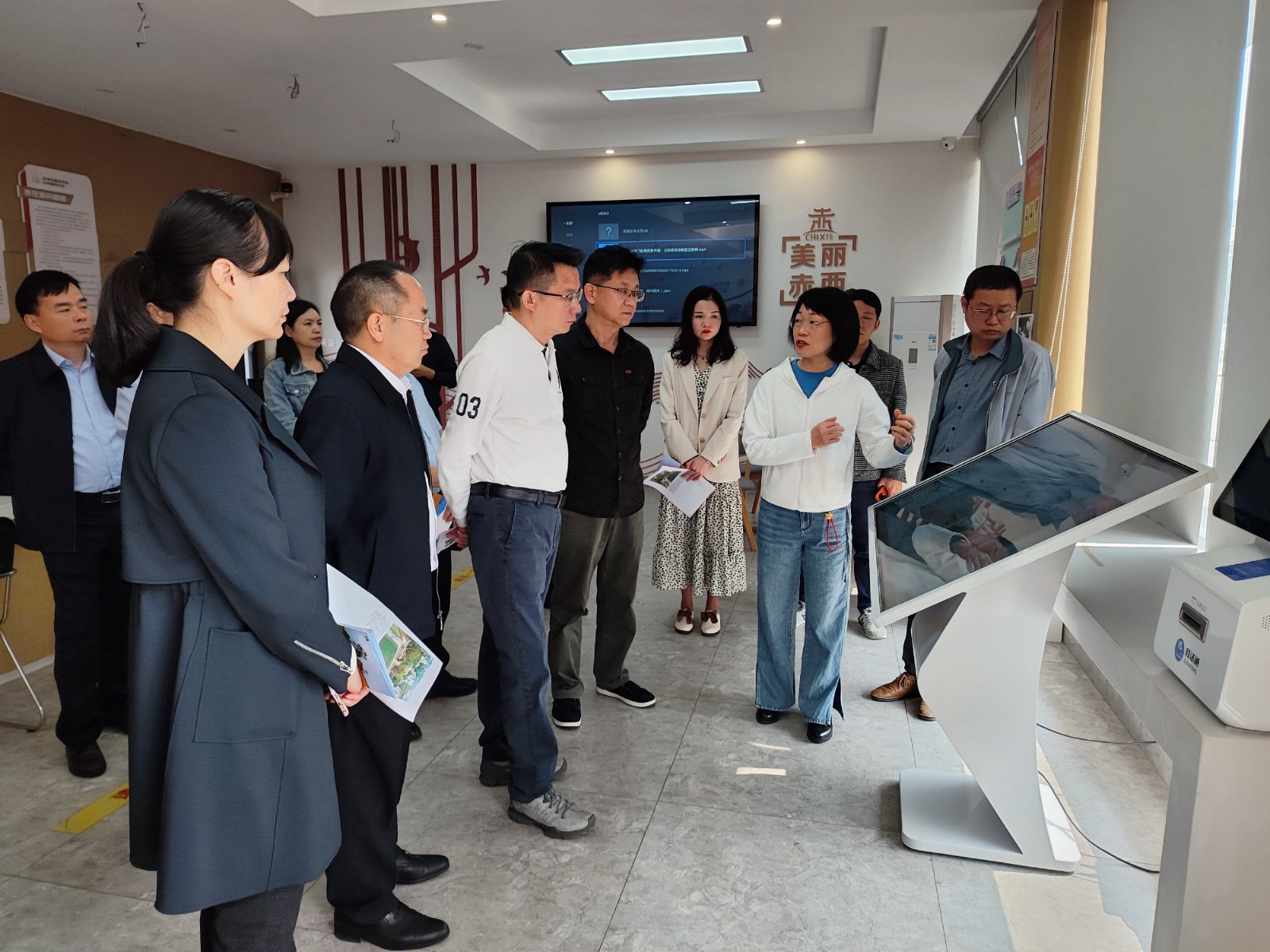 图为调研组在北海市海城区赤西村基层协商工作室调研.jpg