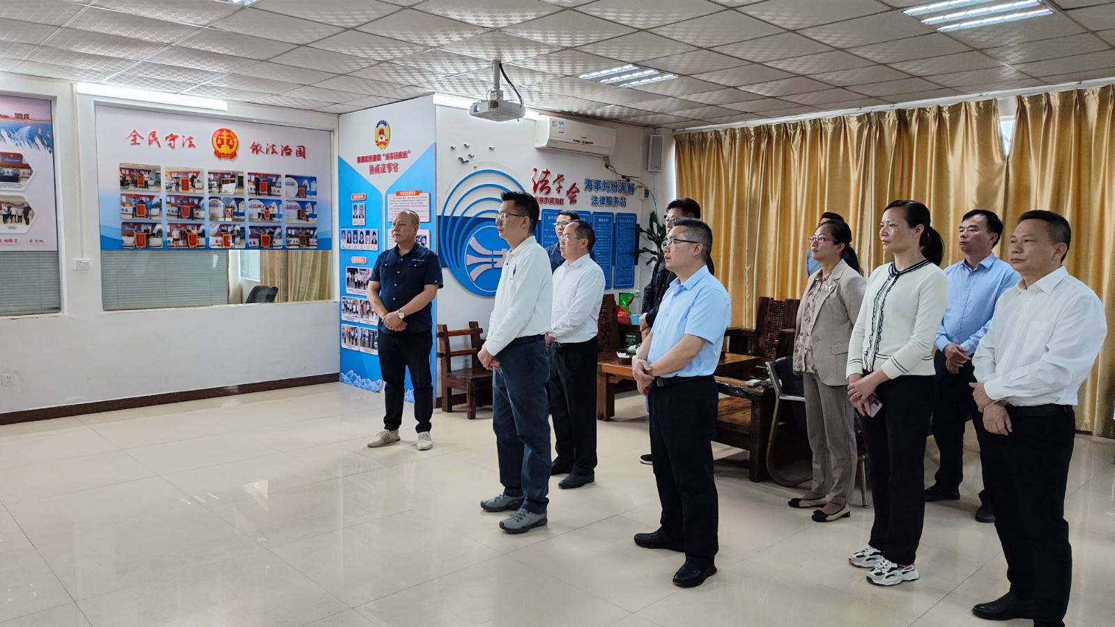 图为调研组在北海市侨港镇“吴方权委员调解室”调研.jpg