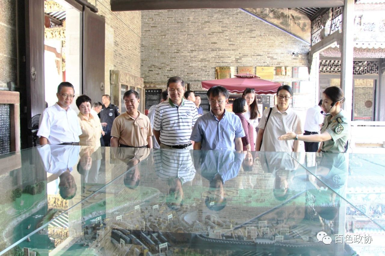 考察组在红七军军部旧址考察.jpg
