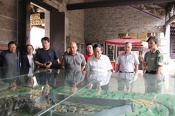 IMG_0091图为考察组到红七军军部旧址（粤东会馆）参观考察。.JPG