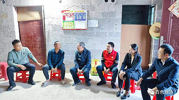 图为黄建宁走访联系帮扶联系户。.jpg