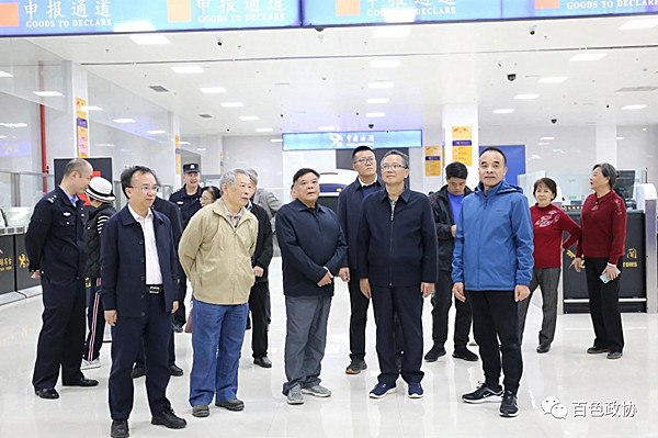 图为调研组到龙邦口岸旅检通道调研。.jpg