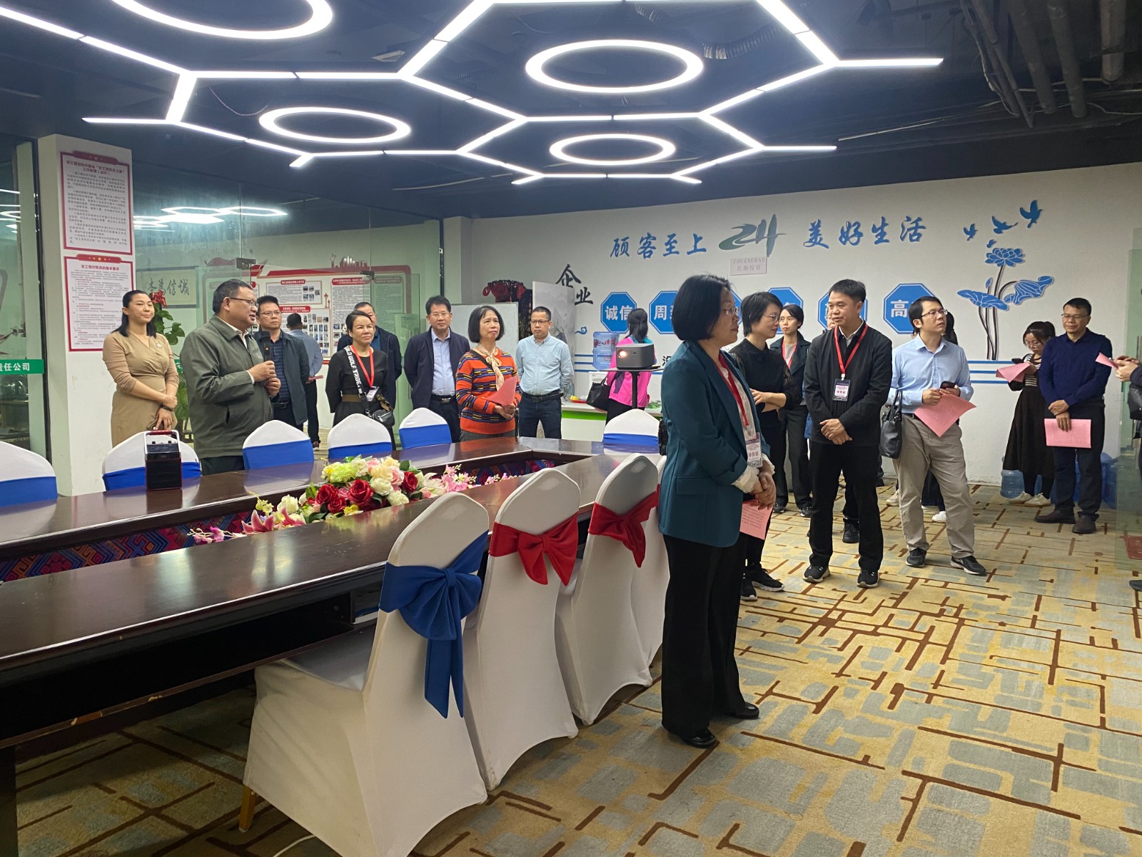 周永尧（前排左一）介绍广西百色农工党社会服务基地.jpg