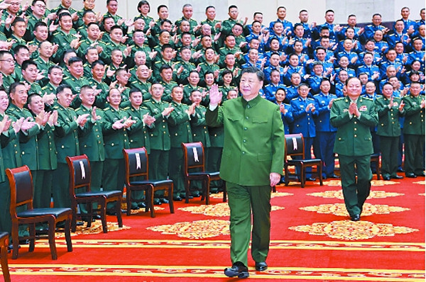 这是15日上午，习近平在南宁亲切接见驻南宁部队上校以上领导干部，代表党中央和中央军委向驻南宁部队全体官兵致以诚挚问候。　　□新华社记者 李 刚 摄.jpg