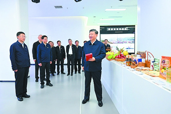 12月14日至15日，中共中央总书记、国家主席、中央军委主席习近平在广西考察。这是14日上午，习近平在南宁市考察中国—东盟信息港股份有限公司，了解中国—东盟经贸合作等情况。 □新华社记者 谢环驰 摄.jpg