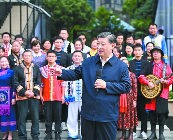 这是14日上午，习近平在南宁市良庆区蟠龙社区考察时，同社区各族群众亲切交流。 □新华社记者 燕 雁 摄_副本.jpg