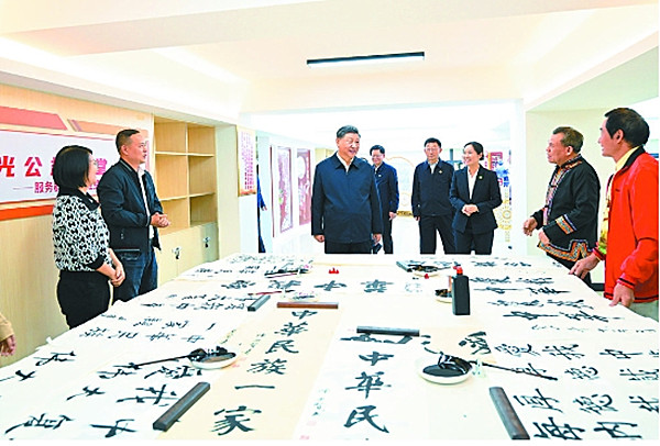 这是14日上午，习近平在南宁市良庆区蟠龙社区党群服务中心文体活动室同社区居民亲切交流。 □新华社记者 谢环驰 摄.jpg