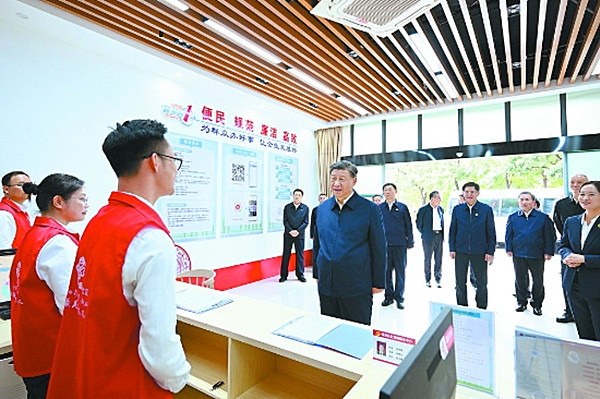 这是14日上午，习近平在南宁市良庆区蟠龙社区党群服务中心考察。 □新华社记者 燕 雁 摄.jpg