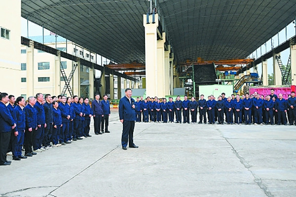 这是14日下午，习近平在来宾东糖凤凰有限公司考察时，同企业员工亲切交流。　　□新华社记者 谢环驰 摄_副本.jpg