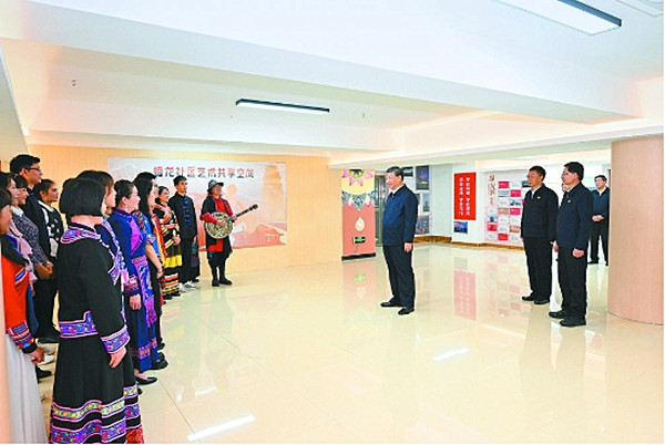 这是14日上午，习近平在南宁市良庆区蟠龙社区党群服务中心文体活动室同社区居民亲切交流。　　□新华社记者 谢环驰 摄.jpg