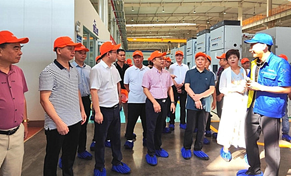 图为参观企业生产情况.jpg