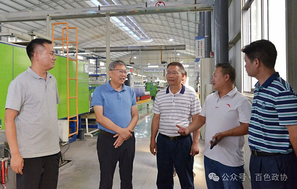 调研组在隆林脱贫奔康产业园广西亿恒电工器材有限公司调研.jpg