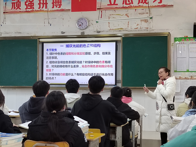 图为2023年12月，百色民革教育支部赴凌云县开展课题调研和社会服务活动，黄元新为凌云县第二高中学生授课.jpg