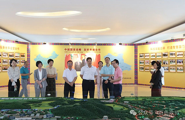 调研组在龙邦口岸那西货运通道国门楼调研.jpg