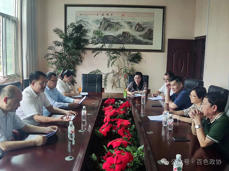 调研组在鑫隆锰业有限公司与企业负责人座谈。.jpg