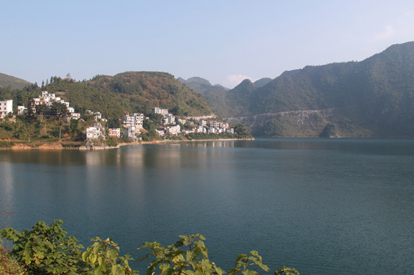 隆林各族自治县克长乡梅达村,距县城23公里,座落在南盘江支流冷水河上