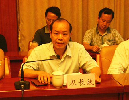 图为韦瑞灵通报了我市2013年上半年经济运行情况.