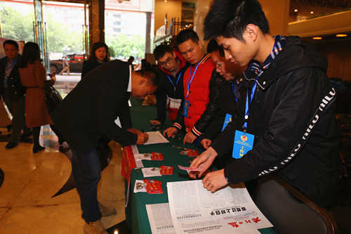 出席市政协四届五次会议的政协委员陆续抵达驻地