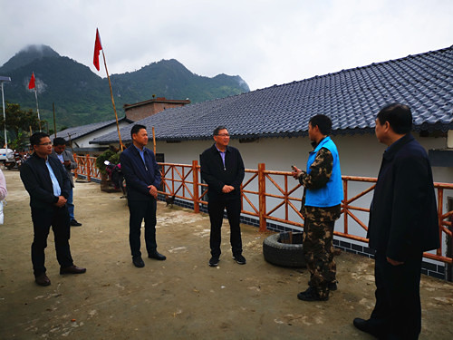 黄建宁到那坡县开展脱贫攻坚挂牌作战工作