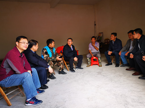 黄建宁到那坡县开展脱贫攻坚挂牌作战工作