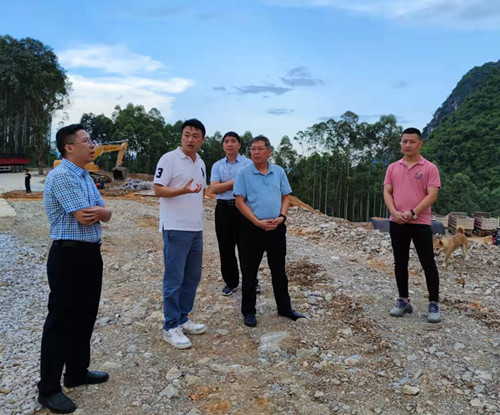 9月1日,市政协副主席,党组副书记黄建宁到平果市果化镇走访委员企业