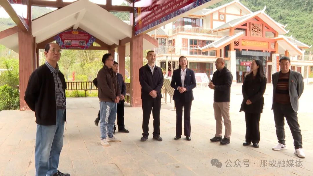 在坡荷乡尼的呀田园综合体景区,徐少华详细了解企业运营,经营现状以及