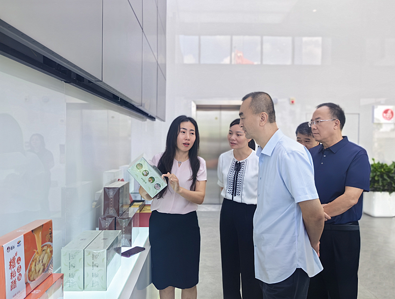 图为考察组在海口市海南（潭牛）文昌鸡股份有限公司考察。.png