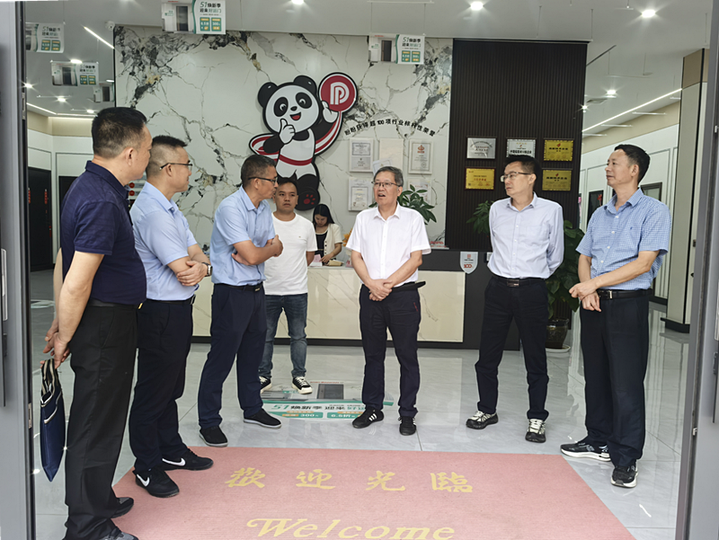图为调研组在西林县驮娘江新区易地扶贫搬迁配套物流产业中心项目调研.png