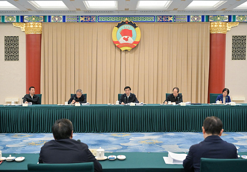 12月24日上午，政协第十四届全国委员会第四十五次主席会议在北京召开。中共中央政治局常委、全国政协主席王沪宁主持并讲话。新华社记者 高洁 摄.png