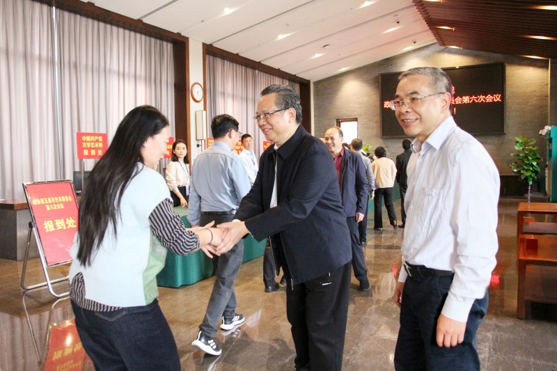 出席市政协五届六次会议的委员向大会报到