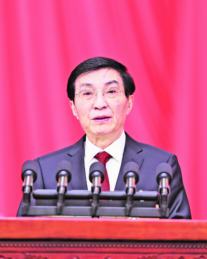 全国政协主席王沪宁代表政协第十四届全国委员会常务委员会，向大会报告工作。□新华社记者 姚大伟 摄.png