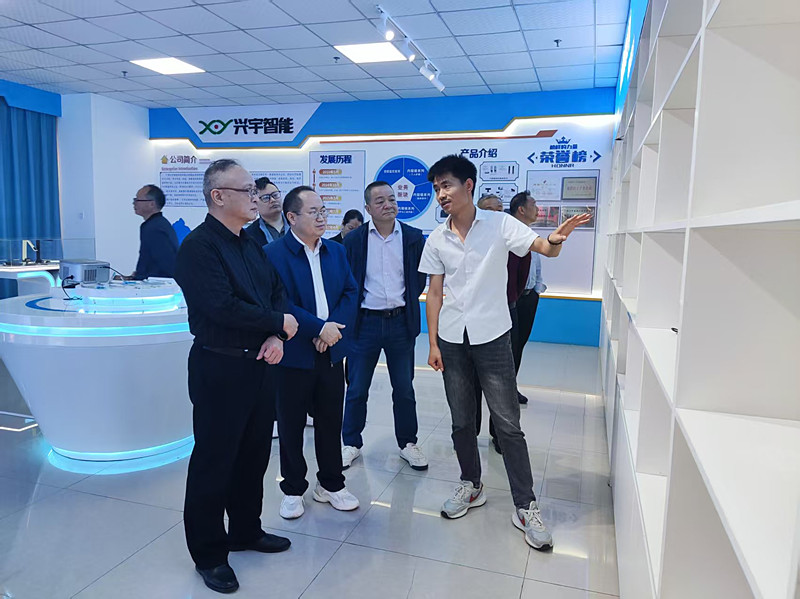 图为调研组在广西兴宇智能科技有限公司实地调研.jpg