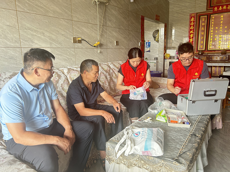 农工党党员专家们到隆林各族自治县德娥乡常么社区群众家开展上门巡诊.jpg
