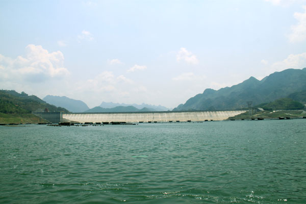 天生桥湖区石林风光